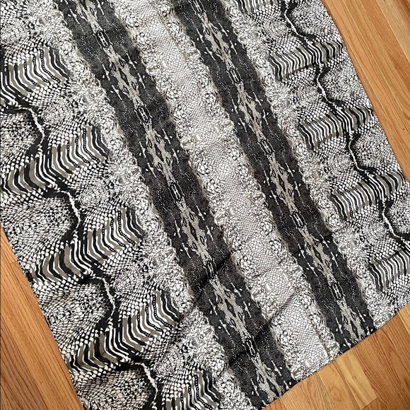 Winlar Long Caftan Dress Womens One Size Black Gray Snake Print V Neck Maxi NWT - Picture 3 of 9